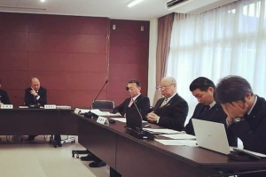 頭を抱えています。