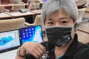 市議会議場にてタブレット研修