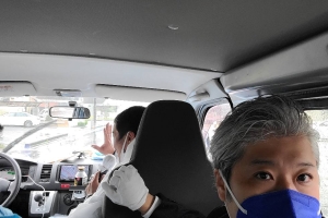 青山やまと候補、雨中の選挙戦。