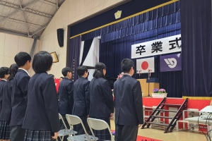 白山小学校の卒業式に来賓として出席。