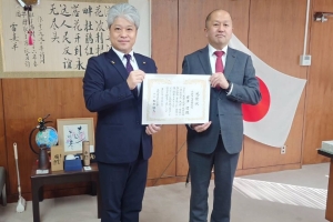 岩澤・前取手市議会議長へ「感謝状」をお渡ししました。